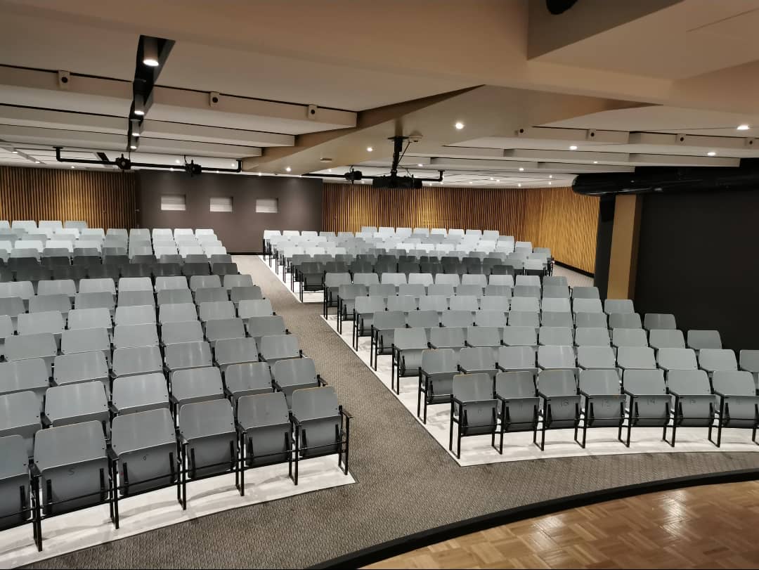 luminaires dans un auditorium